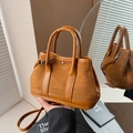 Sac fourre-tout en suédine caramel avec poignée supérieure et bandoulière de style vintage - Marron