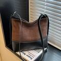 Bolso tote de ante marrón y cuero negro con correa ajustable para el hombro y hebilla plateada - Marrón