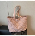 Détail du sac cabas matelassé rose poudré avec étiquette de marque JUMAITU - Rose