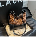Bolso tote de ante con estampado de leopardo y cuero negro con detalle de cremallera plata - Estampado de leopardo