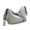 Sac bandoulière demi-lune gris clair avec sangle large et étiquette orange - Gris