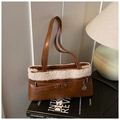 Dettaglio borsa tote marrone retrò con finiture in pile bianco e fibbie in metallo - Marrone