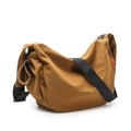 Sac bandoulière marron avec sangle noire réglable et détail d'étiquette orange - Marron