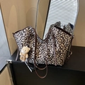 Grand sac cabas léopard en daim avec bandoulière marron et charm ours peluche - Imprimé Léopard Avec Charme