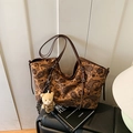 Grand sac cabas marron à motif cachemire avec accessoire peluche ours vintage - Paisley avec Pendentif