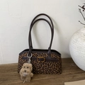 Vintage Handtasche mit Leopardenmuster, dunkelbraunen Griffen und Plüschanhänger - Leopardenmuster Mit Anhänger