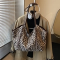 Grand sac cabas à imprimé léopard avec bandoulières réglables en cuir marron foncé - Imprimé Léopard Sans Charme
