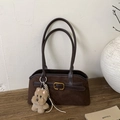 Vintage dunkelbraune Schultertasche aus Wildleder mit Plüschanhänger und goldener Schnalle - Kaffee mit Anhänger