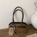 Vintage dunkelbraune mattierte Wildleder-Achseltasche mit süßem Plüschhund-Anhänger - Braun mit Anhänger
