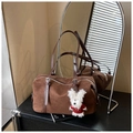 Dettaglio borsa tote in pelle scamosciata marrone con ciondolo a coniglio e zip argentata - Caffè con Ciondolo