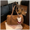 Dettaglio borsa Boston scamosciata marrone scuro con ciondolo a forma di cucciolo bianco - Marrone con ciondolo