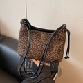 Schicke Schultertasche mit Leopardenmuster, schwarzen Kordelzügen und Wildlederhaptik - Schwarz