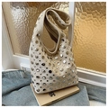 Borsa hobo beige in pelle scamosciata con borchie argentate e tracolla larga trendy - Cachi