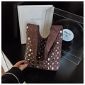 Borsa a secchiello in pelle scamosciata marrone scuro con borchie e stile vintage industrial - Marrone
