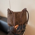 Klassische Schultertasche mit Leopardenmuster, Wildleder-Optik und feinen Lederriemen - Kaffeebraun