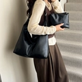 Bolso tote minimalista de cuero PU negro y estuche a juego con textura granulada - Negro