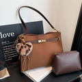 Borsa tote vintage marrone con pochette e ciondolo a cuore in stampa leopardata - Marrone con ciondolo