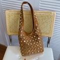 Borsa hobo in pelle scamosciata marrone con borchie argento e tracolla larga boho - Marrone