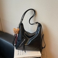 Bolso hobo retro de cuero negro con correa ajustable y colgante de oso lindo - Con Colgante de Peluche / Negro