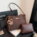 Set borsa tote marrone vintage con chiusura a scatto dorata e ciondolo a pompon leopardato - Caffè con Ciondolo