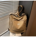Detailansicht der khakifarbenen Nylontasche mit Reißverschlusstaschen und Druck - Khaki