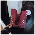 Borsa tote in camoscio bordeaux con rivetti argentati decorativi e design vintage - Borgogna