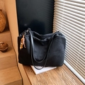 Borsa tote nera minimalista con finitura opaca e ciondolo con perline colorate - Con Ciondolo / Nero