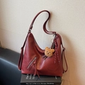 Bolso tote grande retro rojo oscuro de cuero texturizado con colgante de oso - Con Colgante de Peluche / Rojo