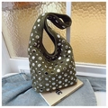Sac Hobo en daim vert olive avec rivets argentés et style bohème vintage sophistiqué - Vert