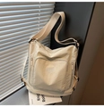 Detailaufnahme der beigen Nylon-Tragetasche mit Frontreißverschluss und Stickerei - Weiß