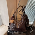 Bolso tote retro marrón oscuro con correa ajustable y un tierno colgante de osito - Con Colgante de Peluche / café