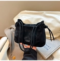 Detalle del bolso de ante mate negro con logo Mihuadoudou y diseño de cordón ajustable - Negro
