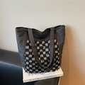 Borsa tote in denim grigio scuro con motivo a scacchi bianco e nero e dettagli con frange - Nero