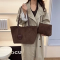 Dunkelbraunes Shopper-Set aus Wildleder mit passender Tasche und Anhänger - Tote Bag Und Beutel / Kaffeebraun