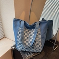 Borsa tote in denim blu scuro con un design patchwork a scacchi sfrangiati alla moda - Azzurro