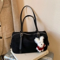 Borsa a tracolla nera opaca con ciondolo a coniglio bianco su una valigia argento - Nero con ciondolo