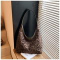 Detail der Vintage Leopard-Tragetasche mit olivgrünem Lederbesatz und Canvas-Struktur - Grün
