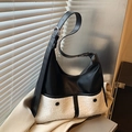 Sac hobo chic en peluche noire et blanche avec bandoulière en cuir et boucles - Noir