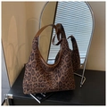 Detailansicht der Vintage Hobo-Tasche mit Leopardenmuster, braunem Lederbesatz und Canvas-Stoff - Braun