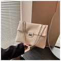 Detalle del bolso de hombro de pana beige con textura vertical y cierre metálico plata - Blanco
