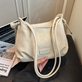 Elegante bolso de hombro beige fruncido en cuero sintético suave para el uso diario casual - Blanco