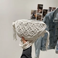 Borsa a tracolla bohémien bianca fatta a mano a mezzaluna con lunghe nappe - Bianco