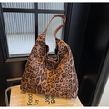 Dettaglio della borsa tote leopardata con manici in pelle marrone e finitura in tessuto - Leopardo Marrone