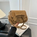 Braune matte PU-Schultertasche mit großer dekorativer Schleife und gewebtem Handgriff - Khaki