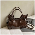 Dettaglio della borsa tote in pelle cerata marrone scuro con coulisse laterale e tracolla - Marrone
