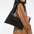 Bolso triangular de ante negro con detalles de ojales plateados y correa larga - Negro