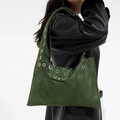 Bolso hobo de ante verde oscuro con grandes ojales metálicos y correa industrial - Verde