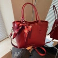 Elegante borsa tote rossa in pelle sintetica con foulard festivo e logo d'oro - Borgogna