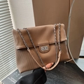 Bolso bandolera marrón acolchado con cadena plateada y cierre de broche metálico - Caqui