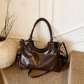 Borsa tote retrò marrone scuro in pelle lucida con coulisse laterale e tracolla regolabile - Marrone